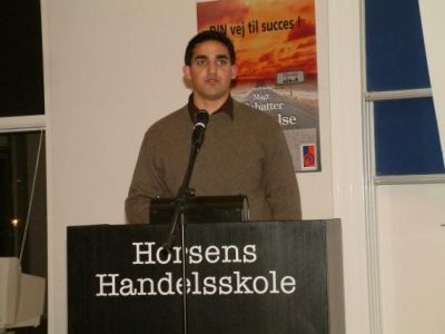 Sek leder Shawn er på talerstolen med praktiske oplysninger
