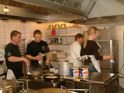 I køkkenet knokler Per, Dixen og Emilie med frokosten
