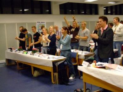 Der er stående bifald til Mettes beretning
