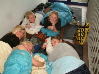 i den anden ende af skolen er der pige hygge
