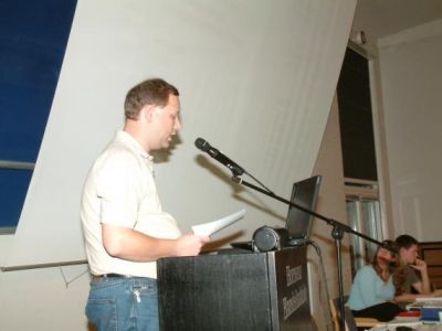 og straks tager Steen over med regnskabet
