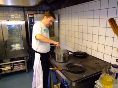 Per er igang med at forberede frokosten
