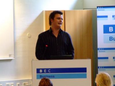 I salen har Kristian Bernt fået kæmpet sig på talerstolen
