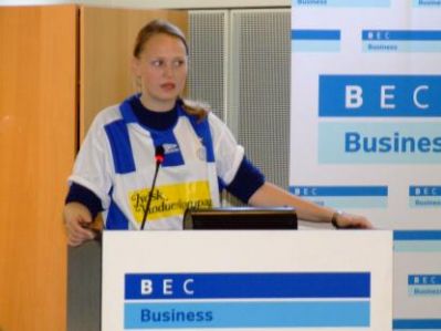 Redaktør, Karen Nilaus, iført Esbjerg trøje er også kommet på talerstolen
