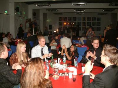 der hygges ved bordene
