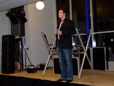 I festsalen byder Bernt velkommen til festen
