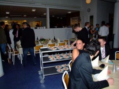 Så er forretten ved at blive kørt ind
