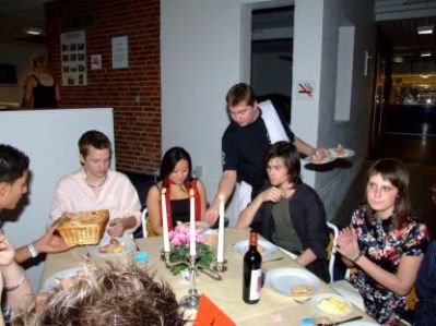 Her kommer maden til næstformanden bord
