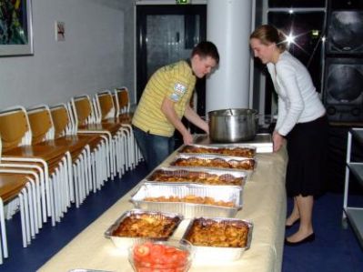 Her er Cecillie så igang med at bære hovedretten ind sammen med Heman
