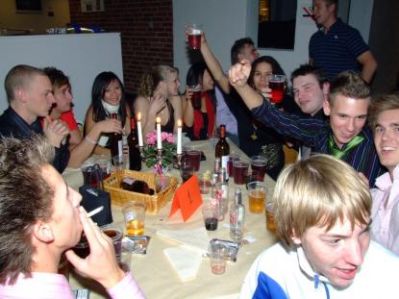 og der er fest og glade dage nede ved bordene
