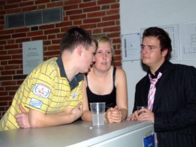 Referanterne har fundet en stakkels pige de kæmper om
