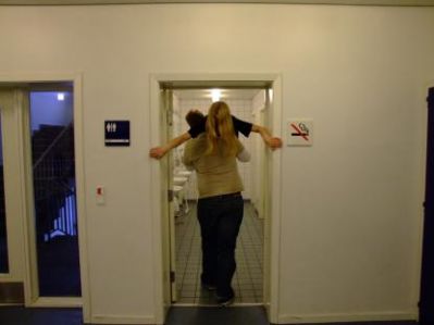 Et andet sted på skolen, har Dixen fundet en der gerne vil gøre toiletter rene....
