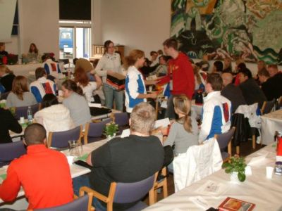 Så er der stemt, og Cecillie samler stemmerne ind
