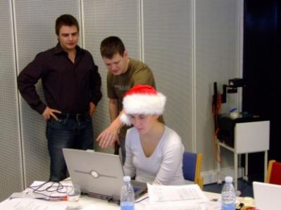 I salen overvåger referanterne kioskchefens arbejde
