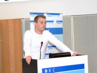 og han er straks på talerstolen
