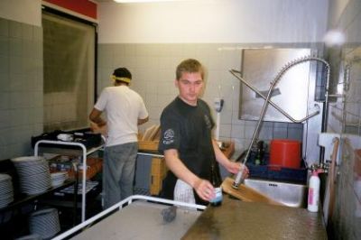 Shawn og Loft i opvasken
