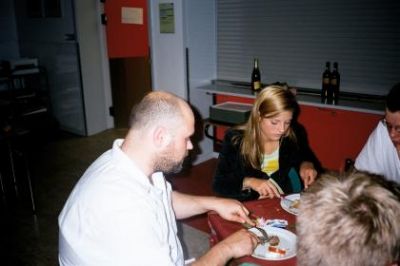 Det samme gør Morten Buch og Irene, altså bare spiser...
