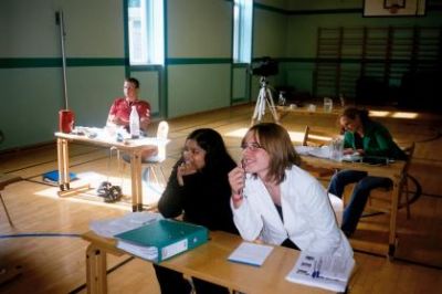 Sandra og Cecilie lytter på
