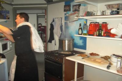 Loft er også igang med at lave mad
