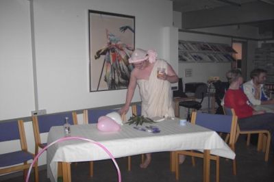 han indtager straks dommerbordet
