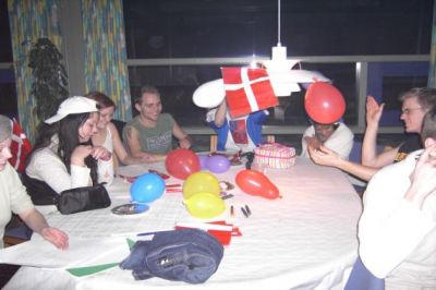 puplikum følger med
