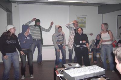 De danser - ikke godt - men de gør det.....
