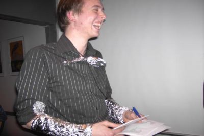 Overdommer Mathias tager det hele meget seriøst
