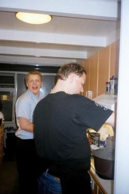 Imens Dixen og Steen knokler i køkkenet
