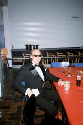 Folket, som altid i det finest tøj
