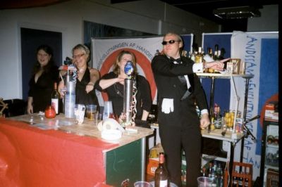 Der er fest i baren
