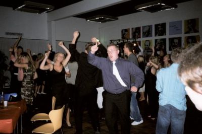 og oppe og danse til den samme sang
