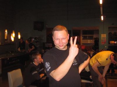 Steen V er også glad, han har taget to kegler
