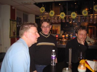 Her den anden side af bordet
