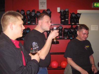 Steen V, får dog også lov til at drikke øl af pokalen
