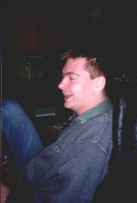 Per Loft, mens Bundby får bank i baggrunden
