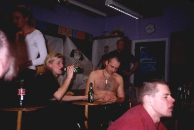 Bandet slapper af i PG'ernes soverum
