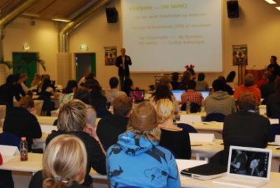 Tilbage i salen holder Dan oplæg
