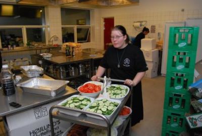 Så er det ved at være mad tid, Katrine er igang med at køre maden ovenpå
