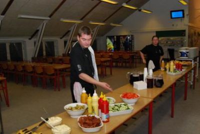 Ovenpå i kantinen er Per og Katrine ved at gøre det sidste klar til aftensmaden
