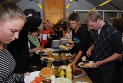 og så er der madpause, deltagerne kaster sig straks over maden
