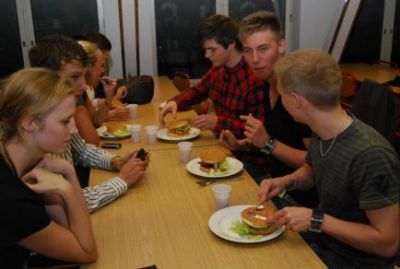 Nogle har dog fået samlet burgerne og er klar til at spise
