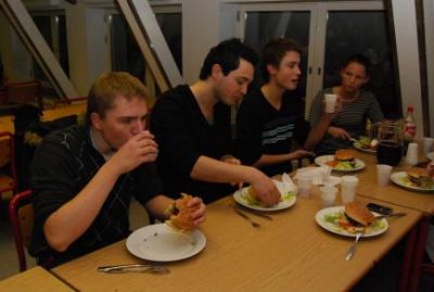 og så spises der på livet løs
