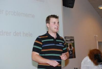 Så er det tilbage i salen, formanden har straks taget ordet
