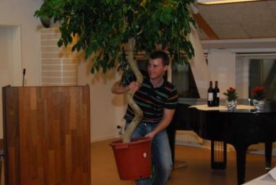 Formanden har imellemtiden fundet et træ?????
