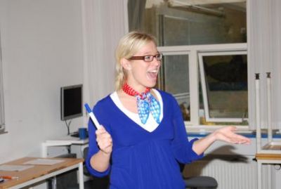 Nina underviser, fuld af energi
