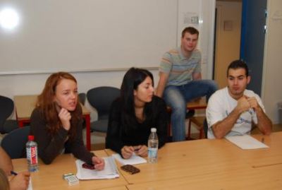 Thomas følger med i gruppearbejdet, lidt fra baggrunden
