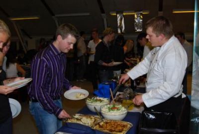 Dixen er igang med at fortælle formanden om mulighederne ved buffeten
