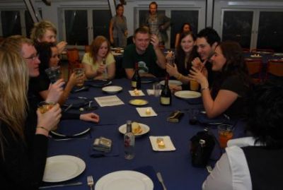 Stemningen er ved at blive høj ved bordene
