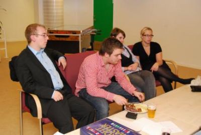 Underviserne er dog lidt mere tilbageholdene, de holder vist møde
