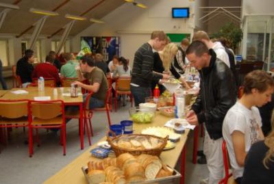 og der bliver taget godt for sig af maden
